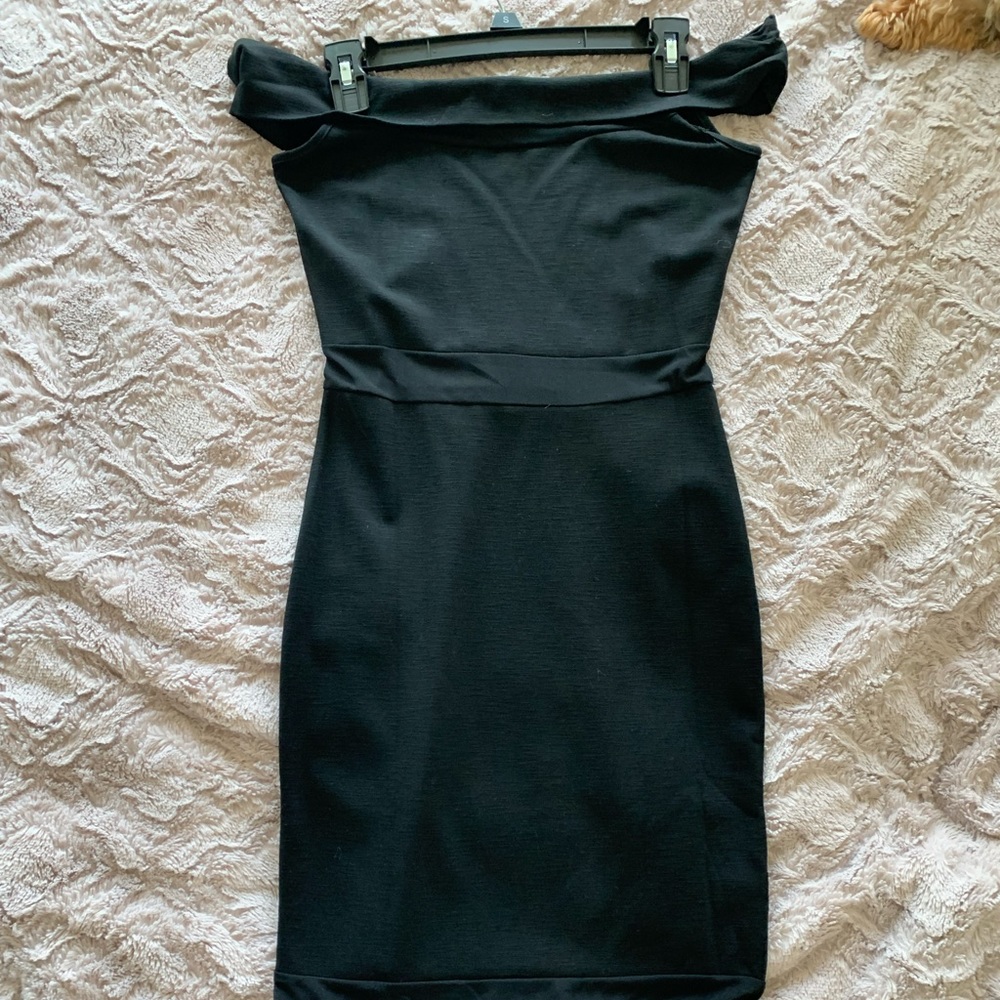 Perfect off shoulder dress in time for holiday parties-Black dress-New